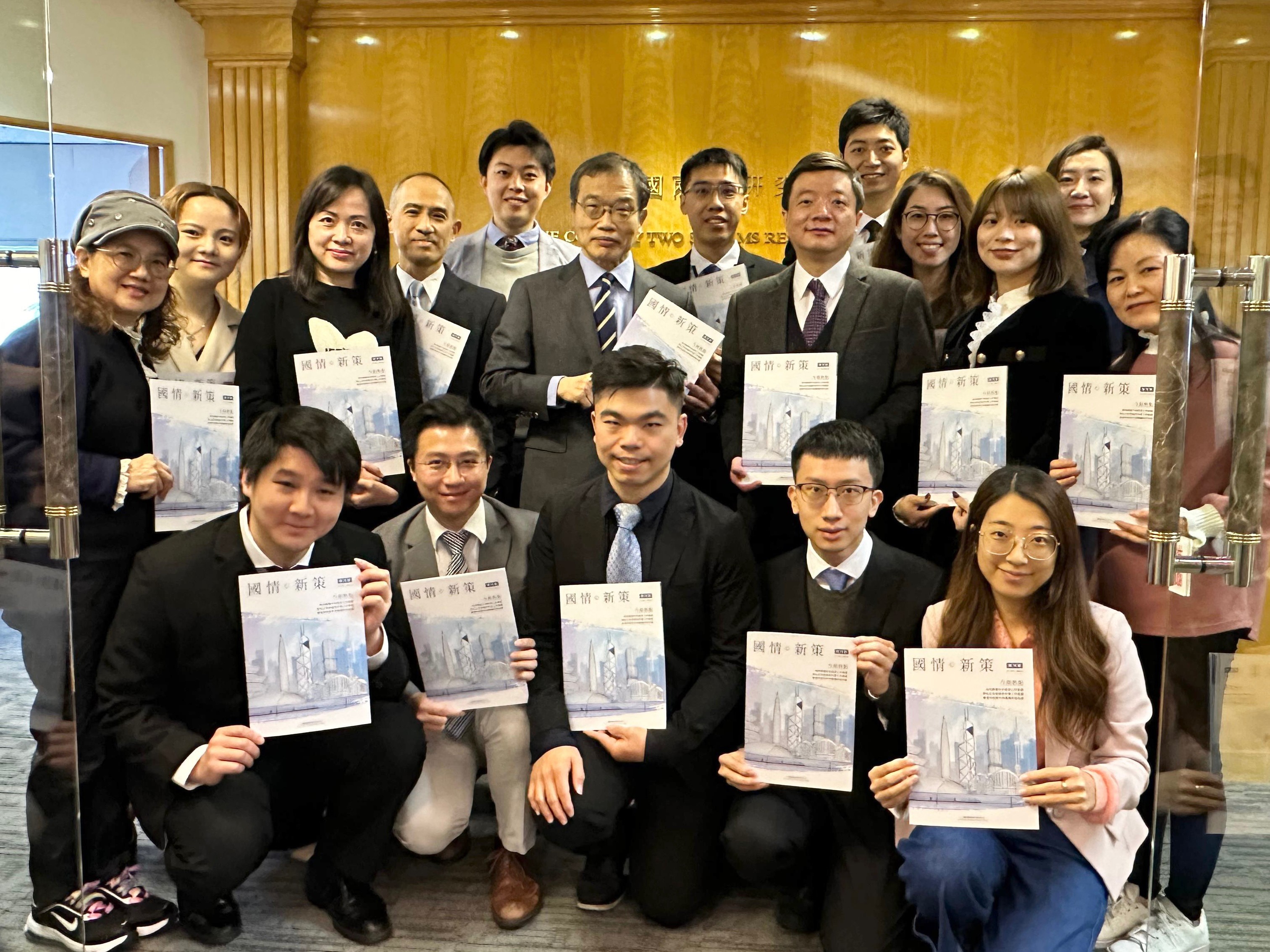 《國情.新策》編輯及出版團隊合影