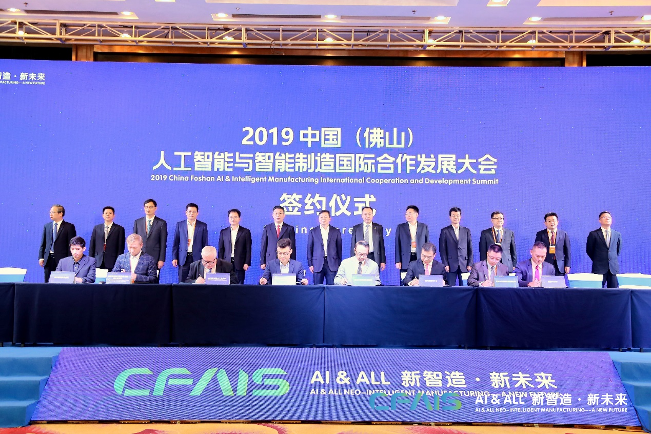 圖為項目簽約現場,左起:微軟IAMCP大中華區主席吳國聲先生、北京火花無限科技有限公司總裁崔強先生、一國兩制研究中心總裁張志剛先生、佛山中發科創科技服務有限公司董事長夏雷先生、佛山中國發明成果轉化研究院常務副院長王富濤先生。